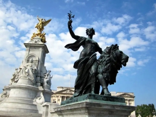 Buckingham_Palace_Square_Sculpture_-_Monument_to_Queen_Victoria