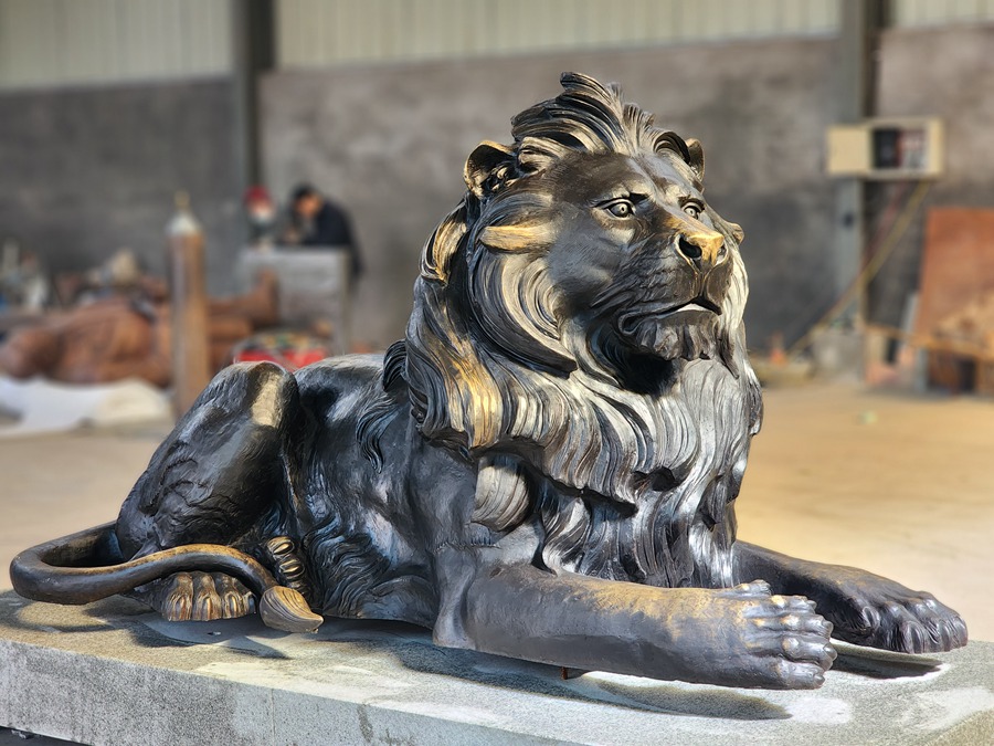 bronze lion statue (1)