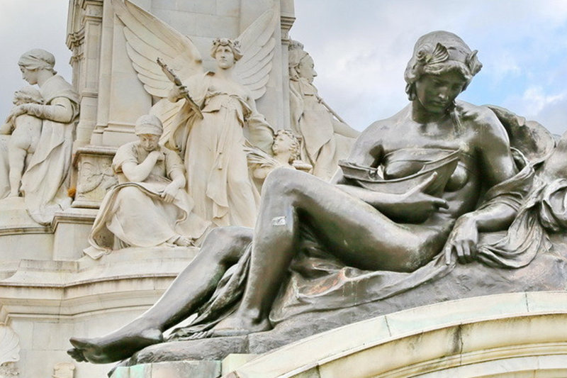 Shipbuilding bronze statue