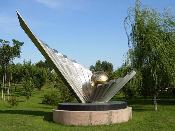 Outdoor stainless steel art sculpture