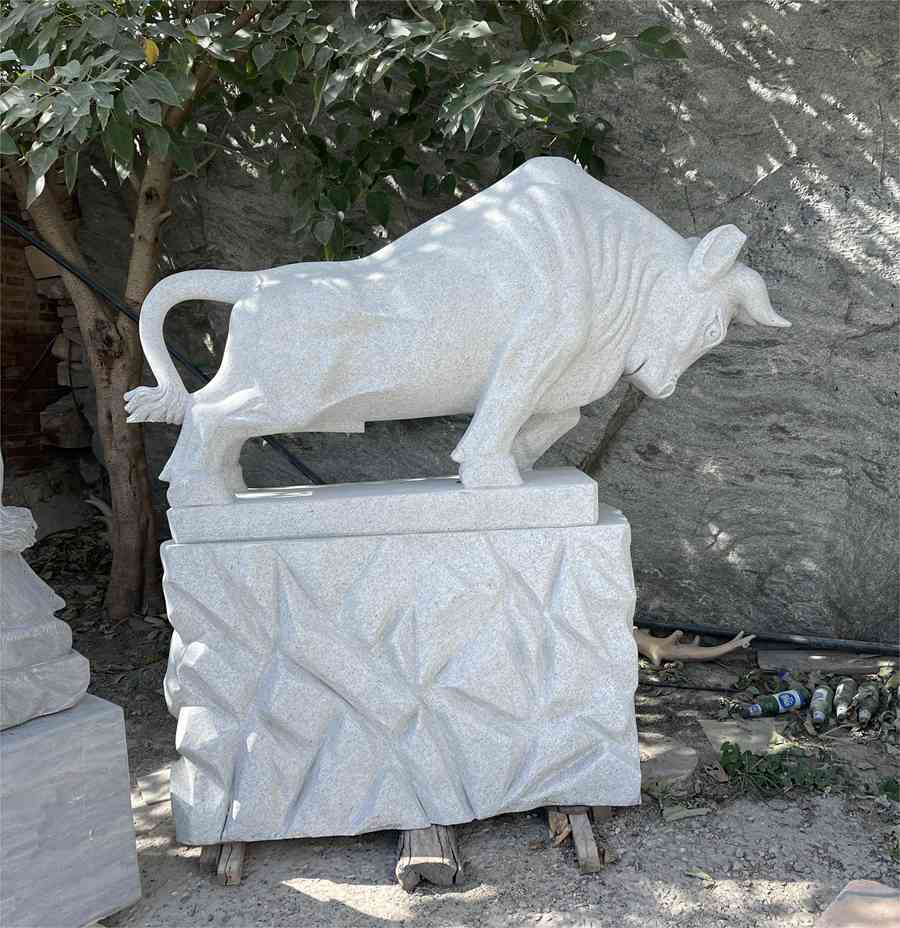 marble bull statue (1)