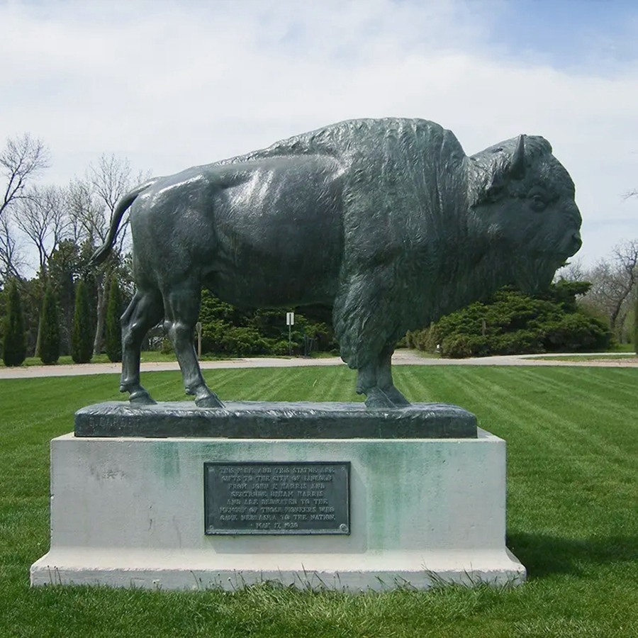 Sculpture de bison en bronze