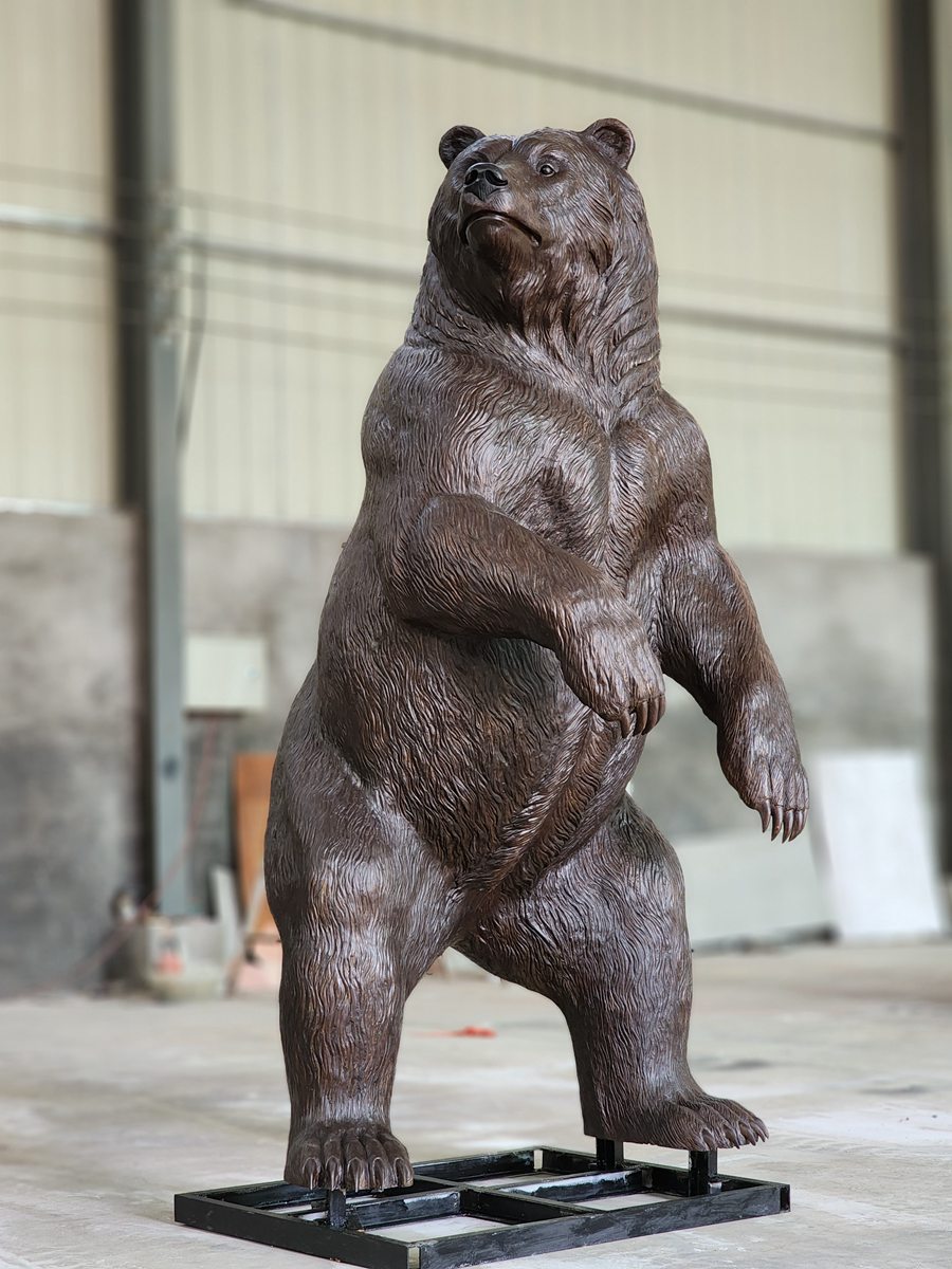 statuie de urs de bronz