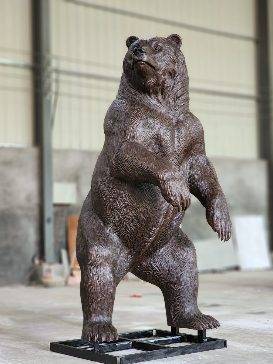 estatua del oso de bronce