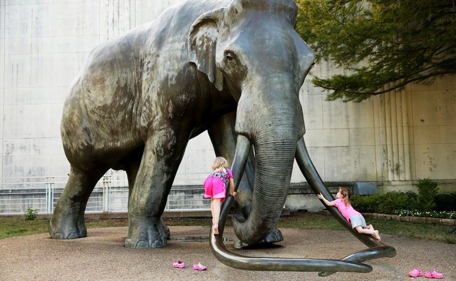 estatua de mamut de bronce