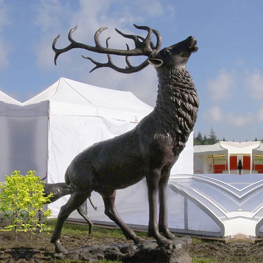 reinder-statue