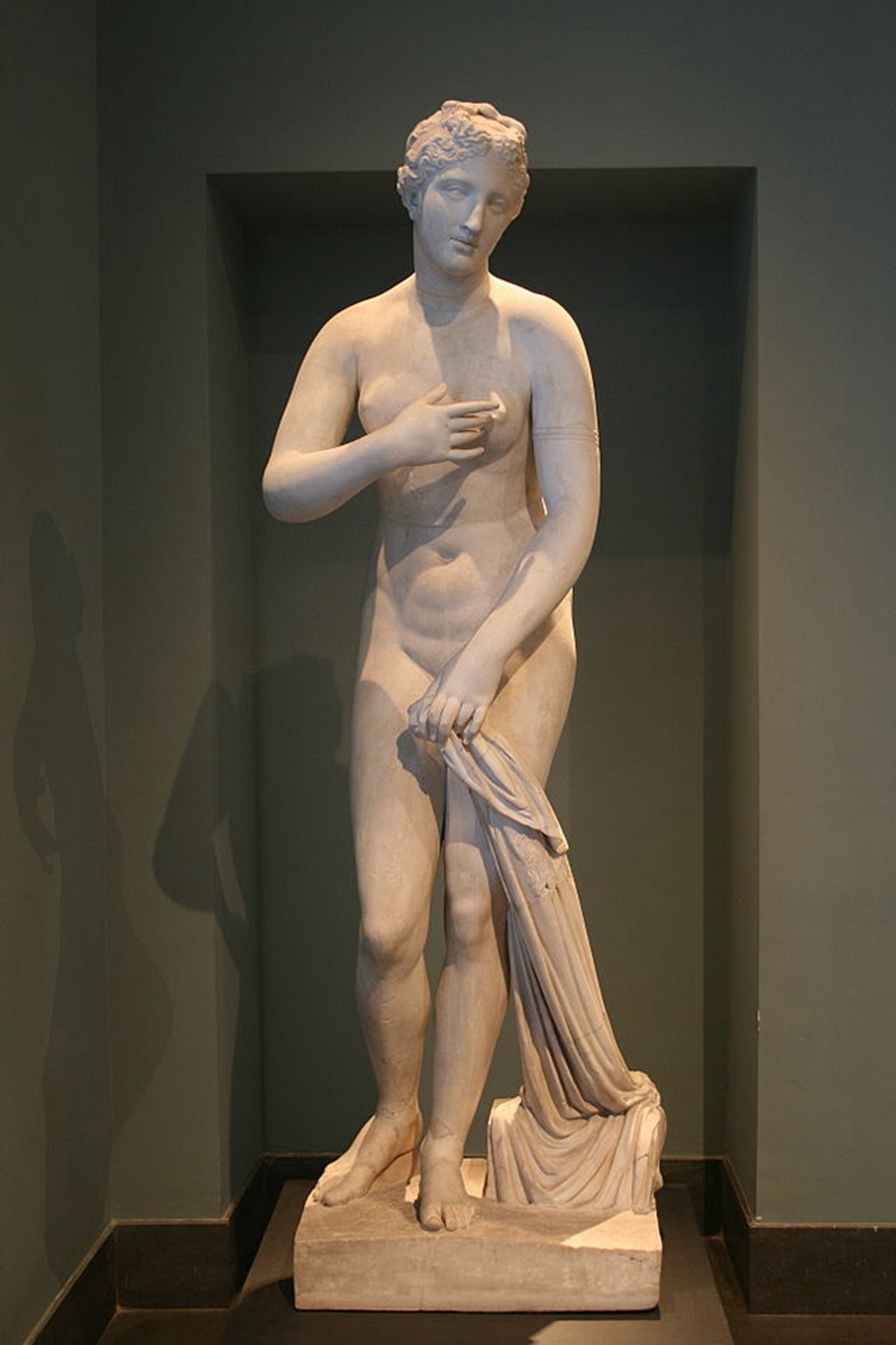 marble Venus statue (1)