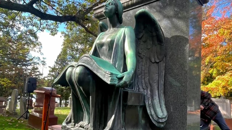 recording angels statue (6)