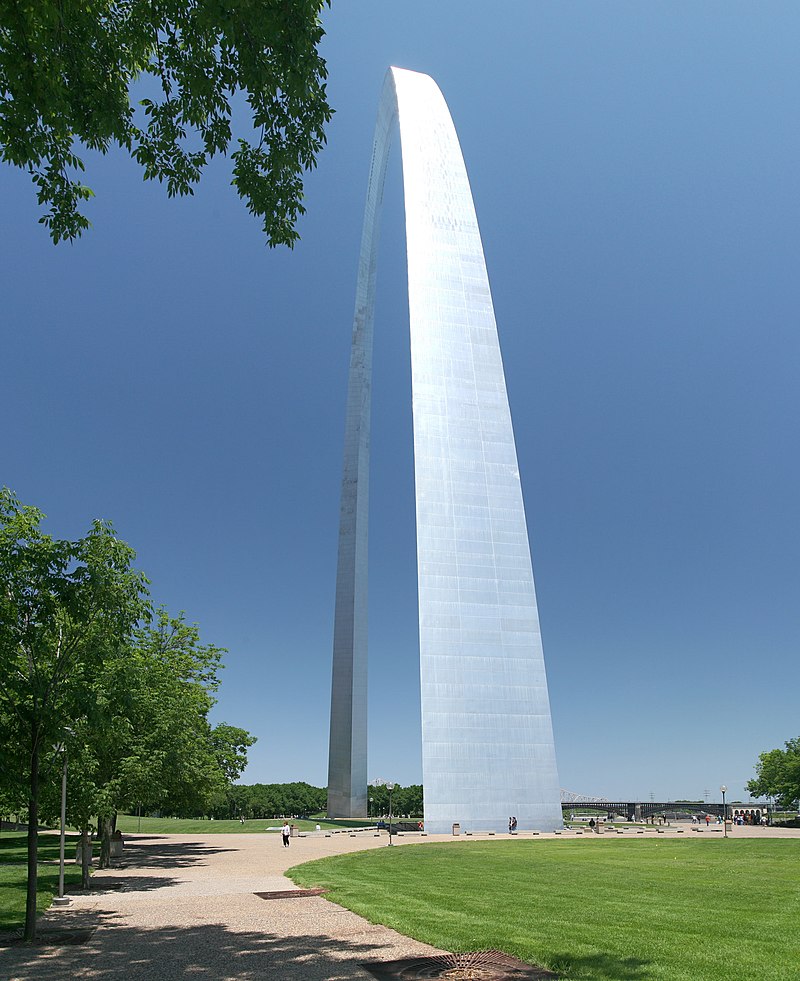 Gateway Arch sculpture (1)