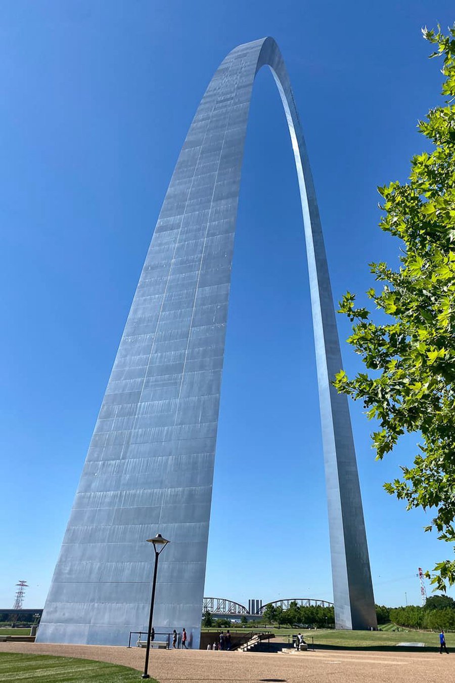 Gateway Arch sculpture (3)