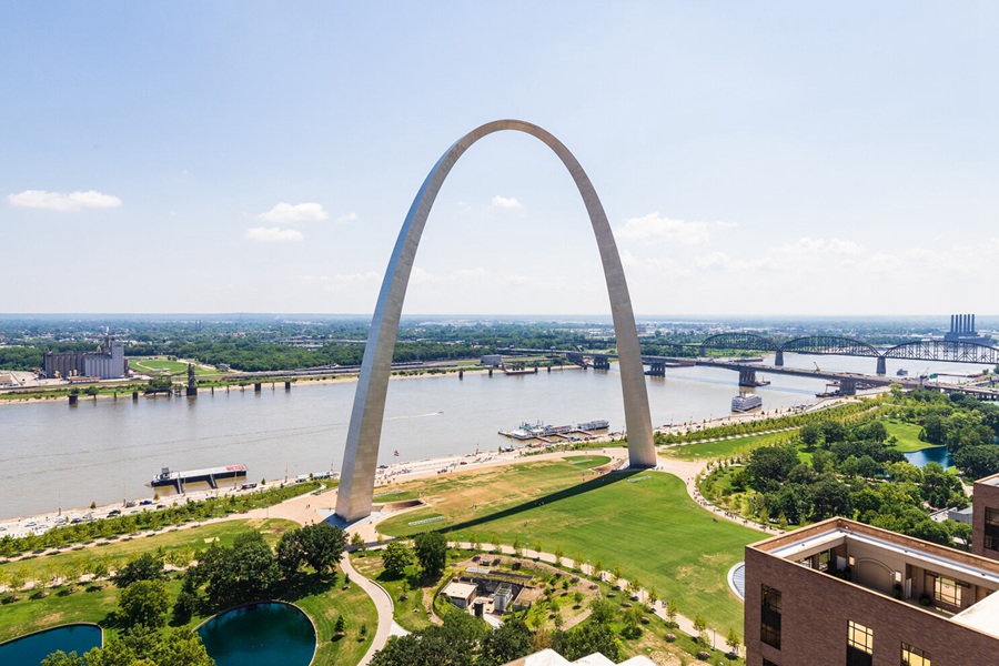 Gateway Arch sculpture (4)