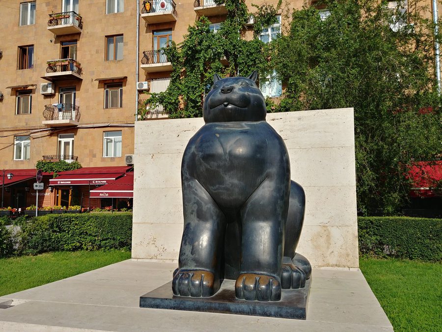 bronze fat cat statue (4)