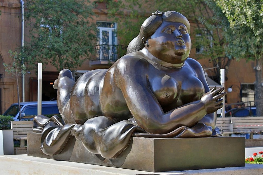 bronze fat woman sculpture (1)