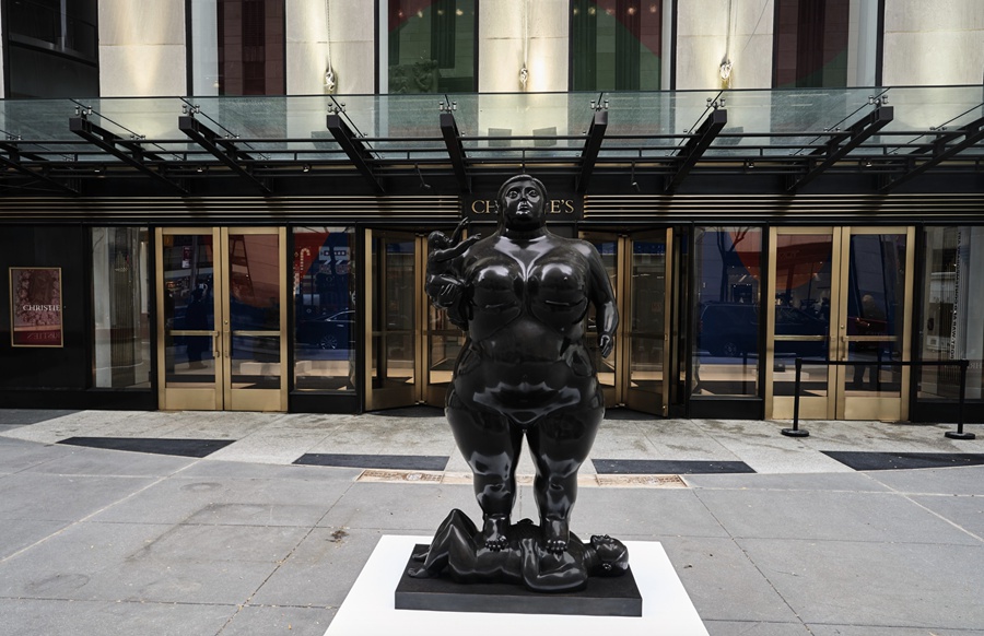 bronze fat woman statue (5)