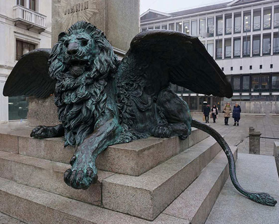 bronze lion statue with wing (2)