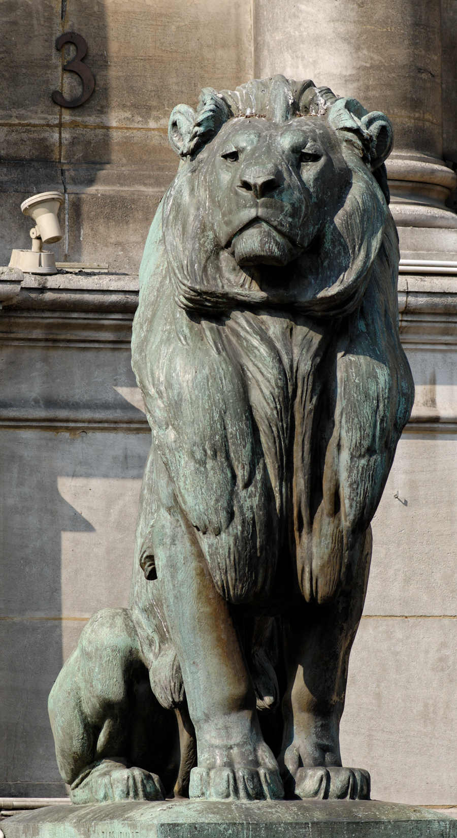 sitting lion statue