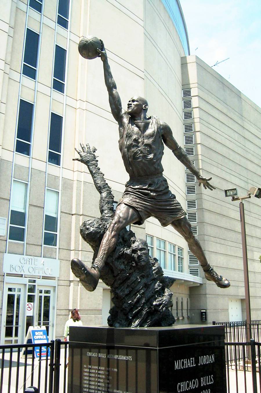 Michael Jordan statue (3)