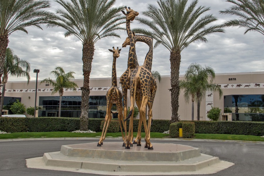 bronze giraffe statue (1)