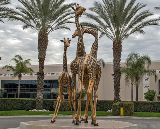 bronze giraffe statue (2)