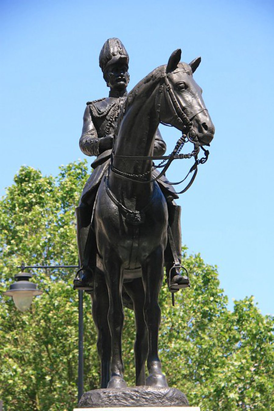 famous bronze houseman statue (11)