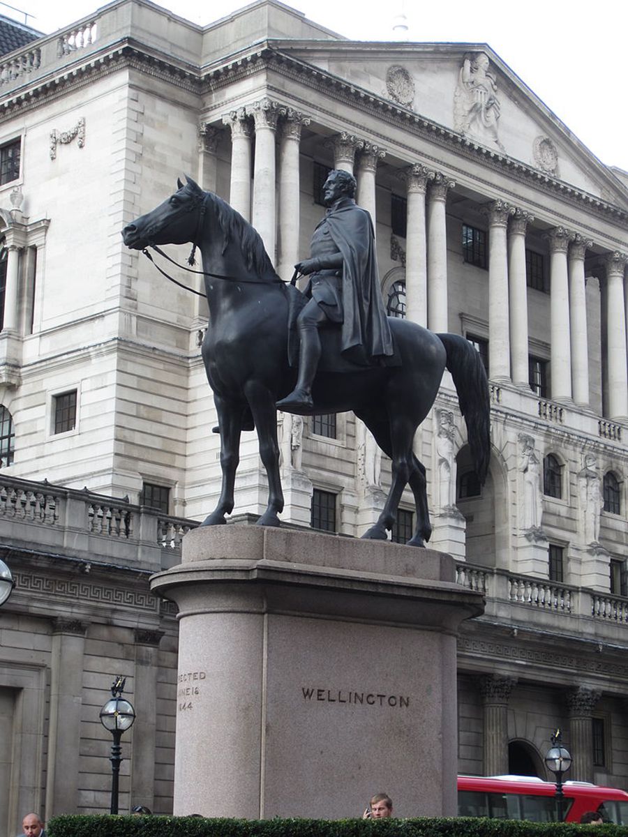 famous bronze houseman statue (3)