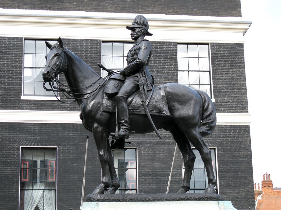 famous bronze houseman statue (8)