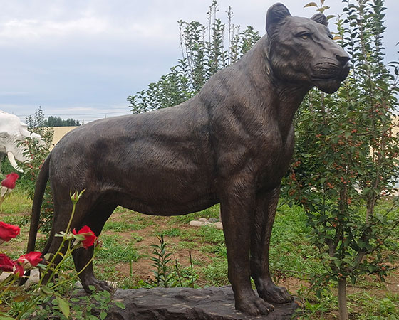 bronze lion statues (1)