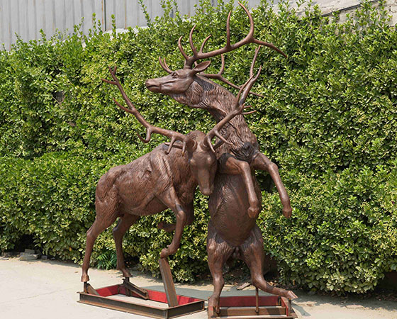 fighting-deer-statue