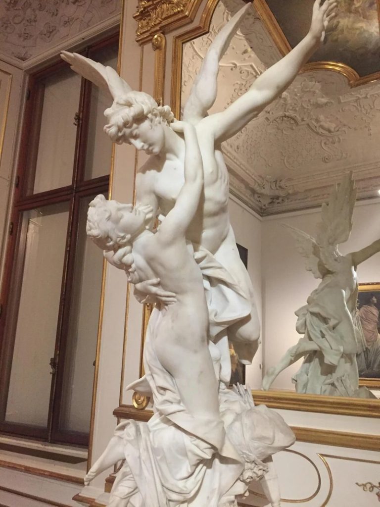 Cupidon et la statue de Psyché s’embrassant romantiquement. photo Cupidon et la statue de Psyché s’embrassant romantiquement. photo