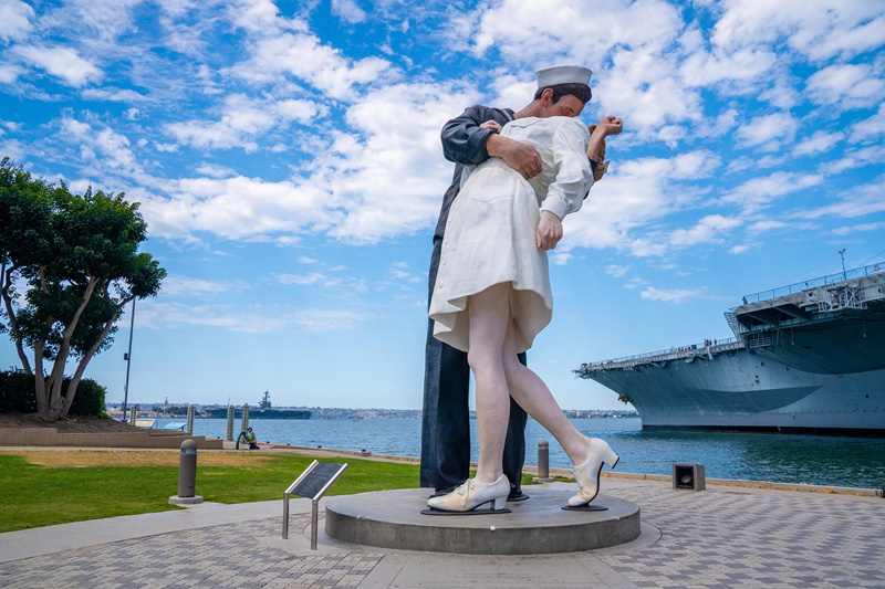bronze kissing soldier and nurse statue