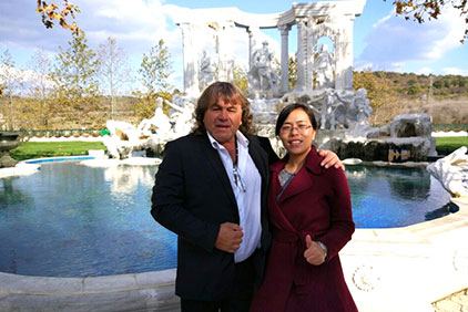 dora-and-customer
