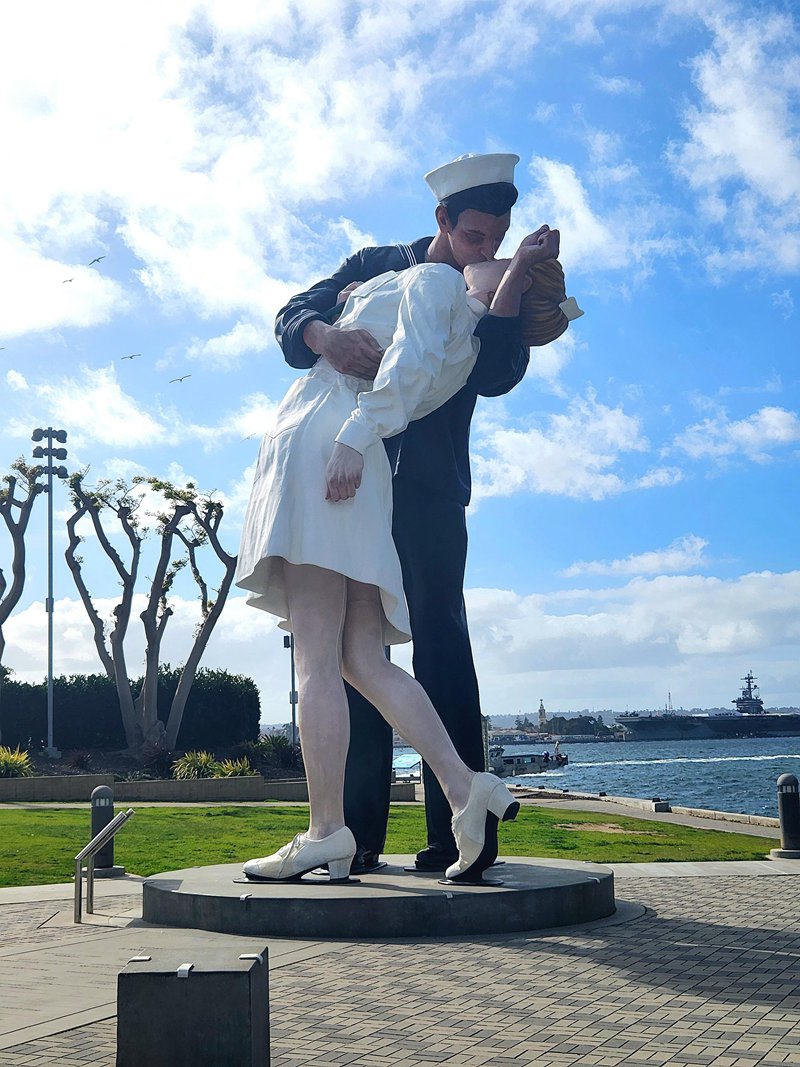 famous kissing soldier and nurse statue