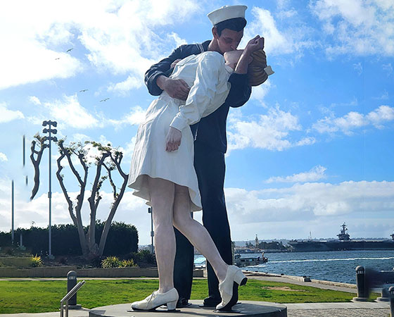 large kissing soldier and nurse statue