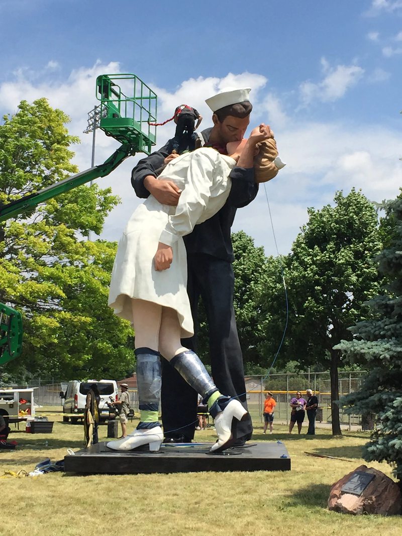 kissing soldier and nurse statue