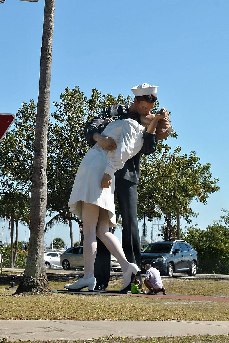life size kissing soldier and nurse statue