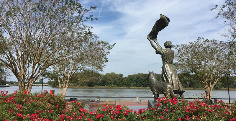waving girl statue
