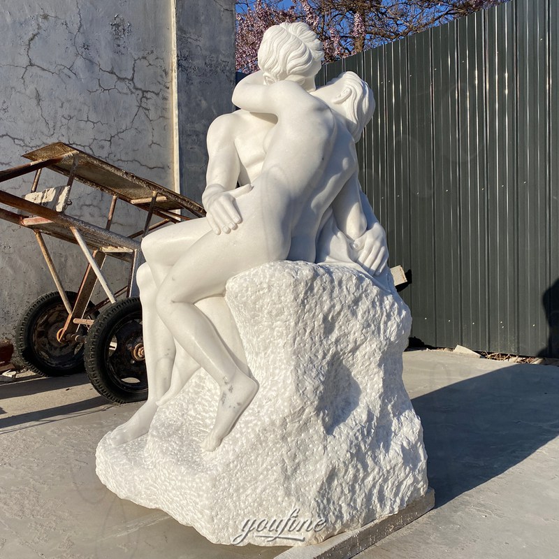the kiss statue