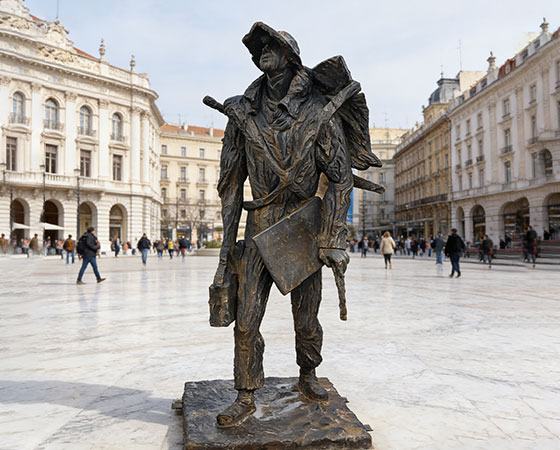 bronze Van Gogh marchant statue