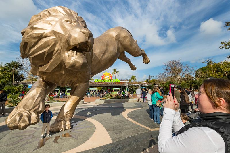 Giant Lion Statue in San Diego Zoo (USA）