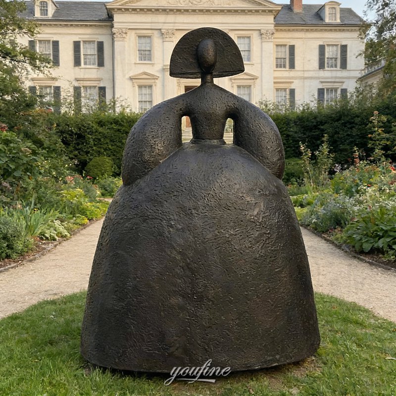 Reina Mariana sculpture