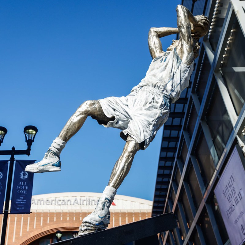 Dirk Nowitzki statue