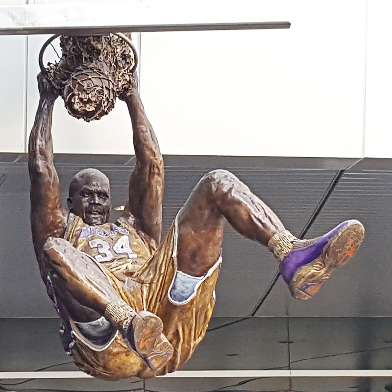 Shaquille O'Neal statue