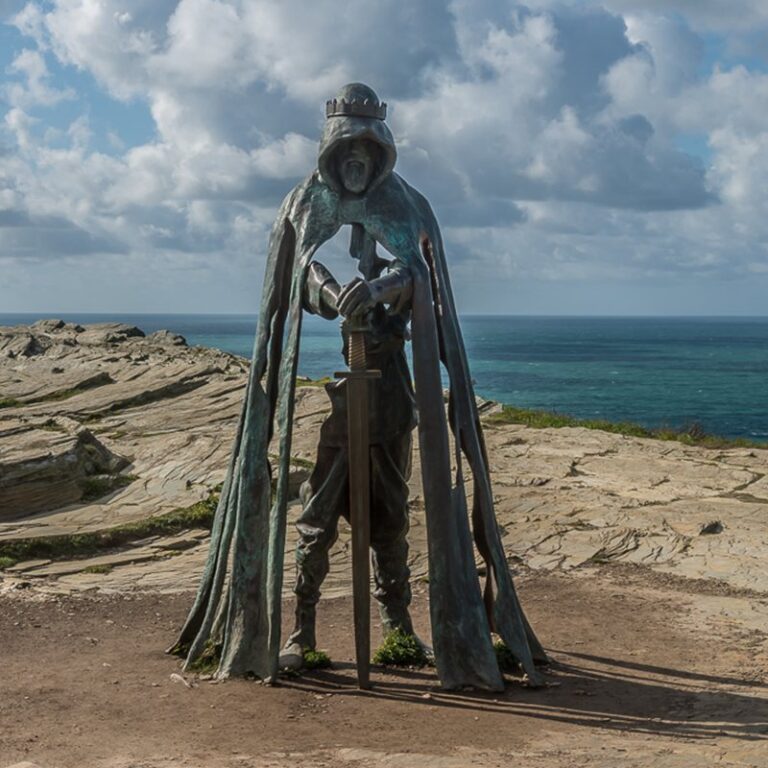 Gallos_sculpture_front