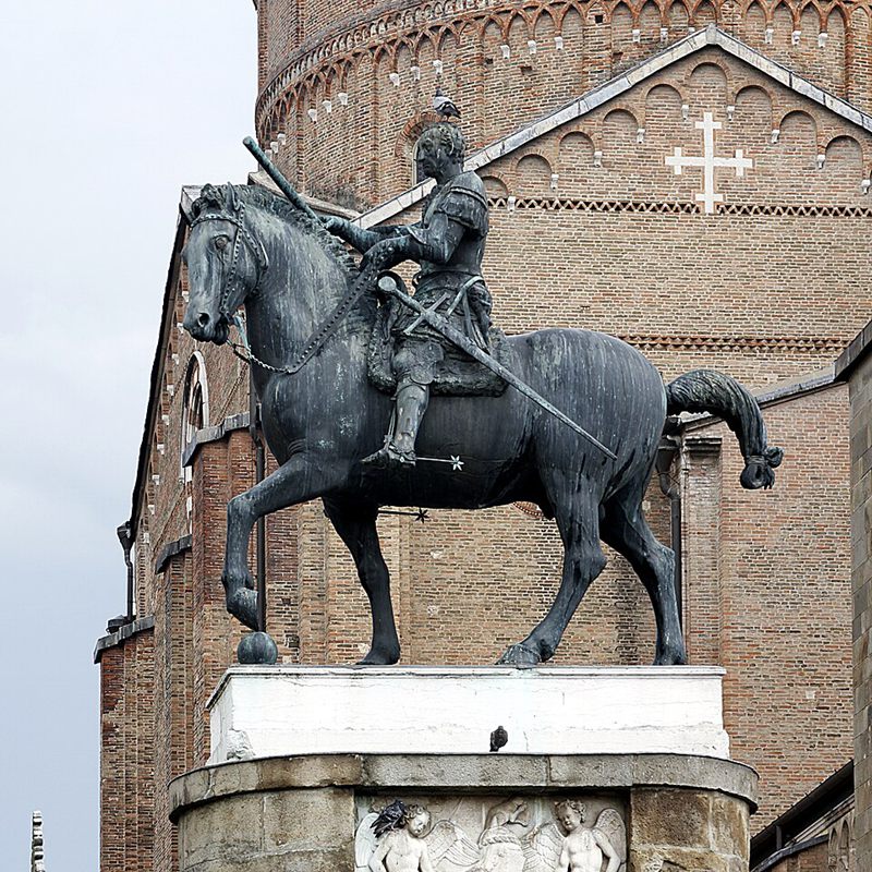 Statue_of_Gattamelata_by_Donatello