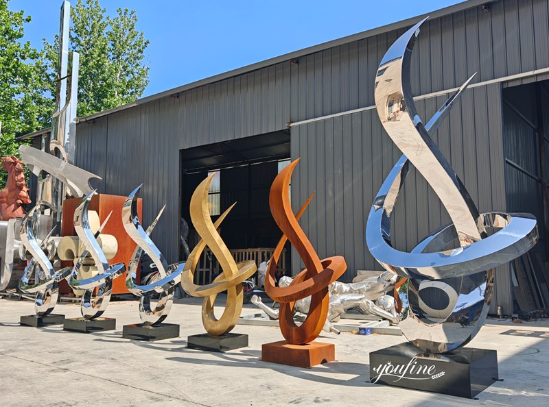 different size and surface treatment of growth sculpture